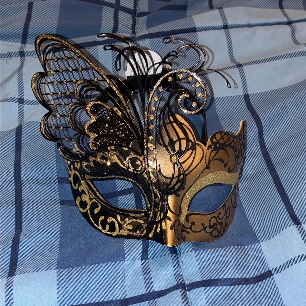 NWT Elegant Black and Gold Masquerade Mask
